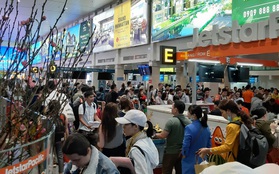 Sân bay Tân Sơn Nhất "vỡ trận", hàng nghìn người "rồng rắn" xếp hàng dài, nằm ngồi vạ vật chờ giờ check in về quê đón Tết