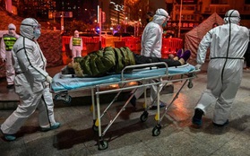 Lại thêm người chết vì virus Vũ Hán: 56 người thiệt mạng, gần 2000 ca nhiễm bệnh, đồ bảo hộ cho bác sĩ thiếu hụt trầm trọng