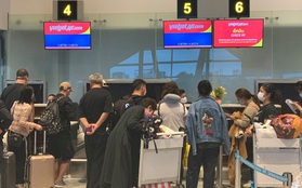 Hình ảnh 166 du khách Trung Quốc đeo khẩu trang làm thủ tục rời Đà Nẵng để về lại Vũ Hán