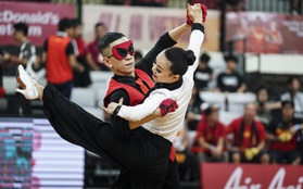 Đôi nhảy vừa giành HCV dancesport ở SEA Games 30 xuất hiện ấn tượng, quyến rũ người hâm mộ tại sân bóng rổ bằng điệu nhảy điêu luyện