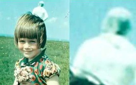 Chụp ảnh cho con gái trên bãi cỏ, người cha giật mình khi phát hiện bóng người trắng bí ẩn ngay phía sau, hơn 50 năm vẫn không ai lý giải nổi