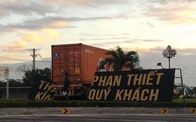 Container tông sập banner "Thành phố Phan Thiết kính chào quý khách"