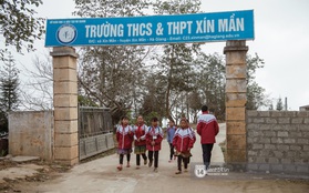 Chuyện phía sau ngôi trường trên mây đẹp nhất Việt Nam: Đi bộ hàng cây số đến trường, con cái học quá giỏi lại trở thành gánh nặng cho cha mẹ