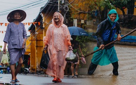 Chùm ảnh: Hội An vẫn đẹp với những nụ cười lạc quan của người dân dù nước lũ đang bao trùm phố cổ