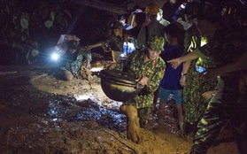 Bộ đội xuyên đêm băng rừng, vượt bùn lầy ngập nửa người để tiếp tế lương thực cho Trà Leng