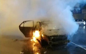 Xe ô tô bốc cháy dữ dội ở thành phố Lạng Sơn