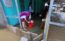 Người dân đi lại khó khăn, sinh viên hì hục tát nước ở khu vực ngập sâu tại TP. Huế