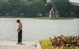 Người Hà Nội thích thú với diện mạo mới của hồ Gươm sau 5 tháng lát "đá vĩnh cữu"