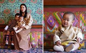 Vợ chồng Hoàng hậu "vạn người mê" Bhutan chia sẻ ảnh mới với 2 con, Hoàng tử út hiếm hoi lộ diện, gây chú ý với vẻ ngoài