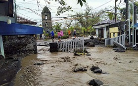 Siêu bão Goni “gầm rú” ở Philippines, số người thiệt mạng tăng lên