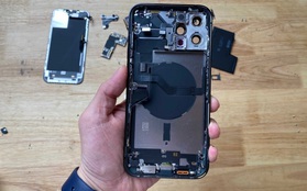 "Mổ bụng" iPhone 12 Pro Max, lộ thiết kế "ngược đời" và viên pin gây thất vọng