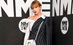 Taylor Swift vừa dự lễ trao giải âm nhạc quy mô nhỏ, vừa "giơ ngón tay thối" đầy thách thức như thể đang "cà khịa" Grammy đấy à?