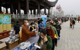 Hàng vạn khẩu trang được chuẩn bị để phát miễn phí cho phật tử và du khách tham quan ngôi chùa lớn nhất thế giới
