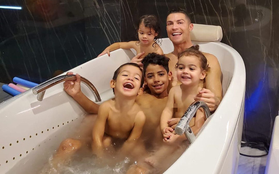 Ronaldo khoe ảnh tắm chung cùng 4 thiên thần nhỏ đáng yêu, hàng triệu fan lại phải thả tim ủng hộ cho gia đình CR7