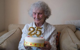 Chiếc bánh sinh nhật “25 tuổi” độc nhất của bà cụ sinh vào ngày 29/02, đợi 100 năm để được nổi tiếng