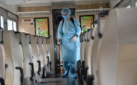Chùm ảnh: Phun khử trùng, vệ sinh các đoàn tàu tại ga Hà Nội phòng tránh dịch nCoV