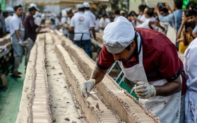 Cả nghìn thợ làm bánh tại Ấn Độ đã cùng nhau tạo ra chiếc bánh ngọt dài nhất thế giới với chiều dài khoảng 6,5km khiến người người kinh ngạc