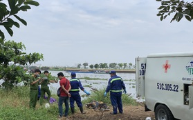 Thi thể người xăm dòng chữ "trăng mờ bên suối" nổi trên sông Sài Gòn