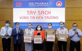 TP.HCM: Giáo viên tiểu học được DHG Pharma tài trợ gel rửa tay phòng dịch