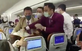 Tức giận vì phải chờ kiểm dịch Covid-19 trên máy bay, nữ hành khách Trung Quốc ho vào mặt tiếp viên hàng không