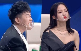 Hình ảnh gây sốt Weibo: Dàn HLV và thí sinh show thực tế đeo "khẩu trang dã chiến" giữa đại dịch COVID-19