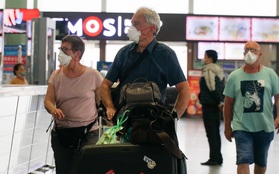 Ảnh: Khách nước ngoài tuân thủ quy định đeo khẩu trang khi đến sân bay quốc tế Nội Bài