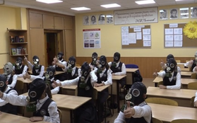 Số ca COVID-19 tăng chóng mặt, học sinh Nga đeo mặt nạ phòng độc tới lớp