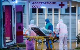 Kinh nghiệm xương máu của bác sĩ Italy: 'Chống dịch Covid-19 như chiến tranh, ai chiến đấu phải hết sức thận trọng, những người khác hãy cố thủ trong nhà'