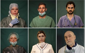 Những bức chân dung của các bác sĩ tuyến đầu chống Covid-19 ở Italy: Nhiều vết hằn trên mặt, mệt mỏi và chẳng thể gượng cười nổi