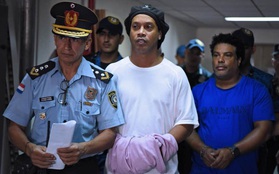 Hé lộ mới nhất về cuộc sống trong tù của Ronaldinho: "Cậu ấy đang suy sụp. Nụ cười trên môi cũng không còn"