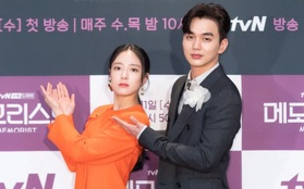 "Phi công" Yoo Seung Ho điệu đà "cài bông" đỏm dáng hơn cả đàn chị tại họp báo Memorist