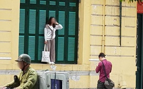 Cô gái trẻ trèo lên cửa sổ nhà cổ Hà Nội để "sống ảo", dân tình người bênh kẻ chê nhưng nhận gạch nhiều nhất lại là chủ nhân bức ảnh chụp trộm