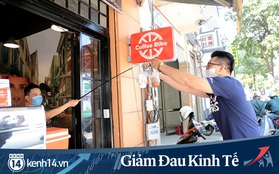 Giữ khoảng cách an toàn mùa Covid-19: Dùng cần câu cá để... bán cafe, shipper ngồi cách nhau 2m khi chờ mua cơm giao cho khách