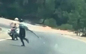 Thanh niên cầm cây đao "doạ" CSGT khi bị truy đuổi