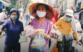 Những "người nghèo không cô đơn" trong ngày đầu cách ly toàn xã hội: Nơi phát cơm miễn phí, chỗ tặng quà giúp đỡ bà con