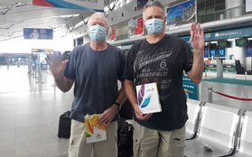 2 bệnh nhân người Anh được chữa khỏi Covid-19 chia sẻ trước khi lên máy bay về nước: "Tôi rất cảm động vì sự chu đáo của các bạn"