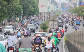 Đường phố Sài Gòn đông bất ngờ trong chiều ngày 15/4 dù chưa hết thời gian giãn cách xã hội