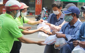 500 phần cơm di động miễn phí "lang thang" khắp Sài Gòn để trao tận tay cho người nghèo giữa mùa dịch Covid-19