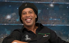 Bị quản thúc trong khách sạn 4 sao, Ronaldinho vẫn đưa ra yêu sách chẳng giống ai: Nghe xong fan chỉ còn biết thêm yêu mến Ro "vẩu"