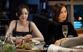 2 "bà cả" Jang Nara và Kim Hee Ae đều thích diện đồ đen khi hẹn hò, ngoài vẻ sang chảnh thì còn chứa đựng ẩn ý nào khác?