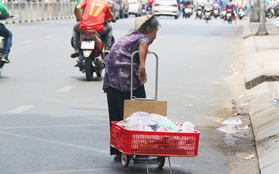 Người bán hàng rong, xe ôm, bán vé số… sẽ được nhận tiền từ gói hỗ trợ 62.000 tỷ đồng sau 12 ngày