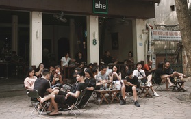 Một Hà Nội đông đúc nhưng vẫn cực chill trong ngày đầu nghỉ lễ: người người rủ nhau ra phố, các quán cafe kín khách ngồi vỉa hè