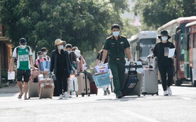 Sáng nay, hơn 900 người rời khu cách ly tập trung ở Sài Gòn, vui vẻ cảm ơn lực lượng chức năng