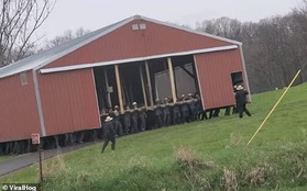 Khoảnh khắc 300 anh trai Amish hò dô ta dùng tay không "bế" thốc cả cái nhà kho to bự qua một cánh đồng