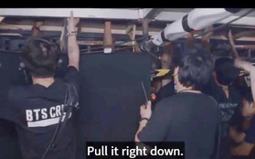Sợ sập sân khấu, staff của BTS không quản nguy hiểm dùng tay để chống đỡ bảo vệ các chàng trai