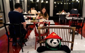 Sợ thực khách cô đơn trong mùa dịch, nhà hàng Việt nghĩ ra "tuyệt chiêu" hay ho khiến nhiều trang báo quốc tế đồng loạt đưa tin