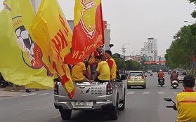Sao HAGL thích thú khi thấy cổ động viên Nam Định diễu hành, hát hò từ sáng trước trận cầu đặc biệt
