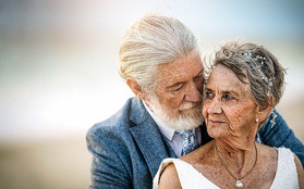 Bộ ảnh cưới độc đáo khiến lớp trẻ phải "chạy dài mới kịp" của cặp vợ chồng đã đi qua mọi bão giông cuộc đời