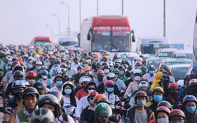 Ảnh: Người dân vội vã đi làm, học sinh quay trở lại trường học khiến đường Sài Gòn "kẹt xe không lối thoát" từ sáng sớm