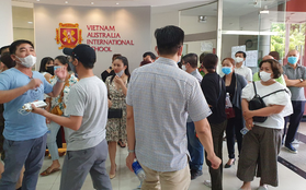 200 phụ huynh đến trường Việt Úc phản đối thu học phí mùa dịch, yêu cầu đối thoại trực tiếp